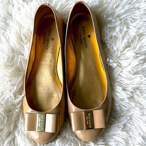 Kate Spade patent neutral flat with gold logo bow detail Size 7